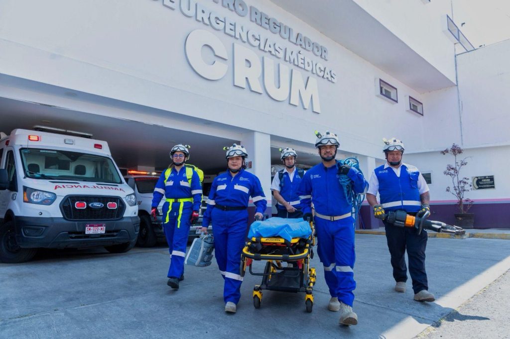 Puede ser una imagen de 5 personas, ambulancia, hospital y texto